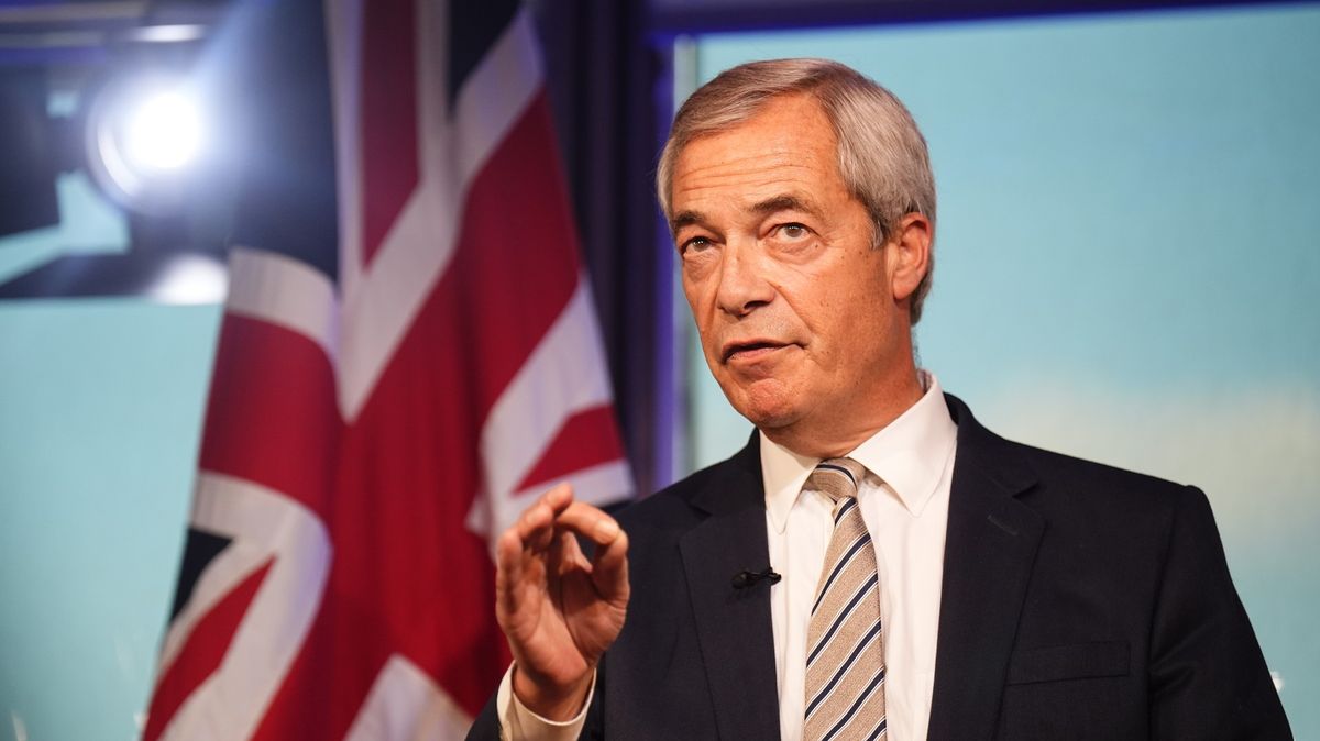 Brity zklamali konzervativci i labouristé. Těží z toho „narušitel“ Farage